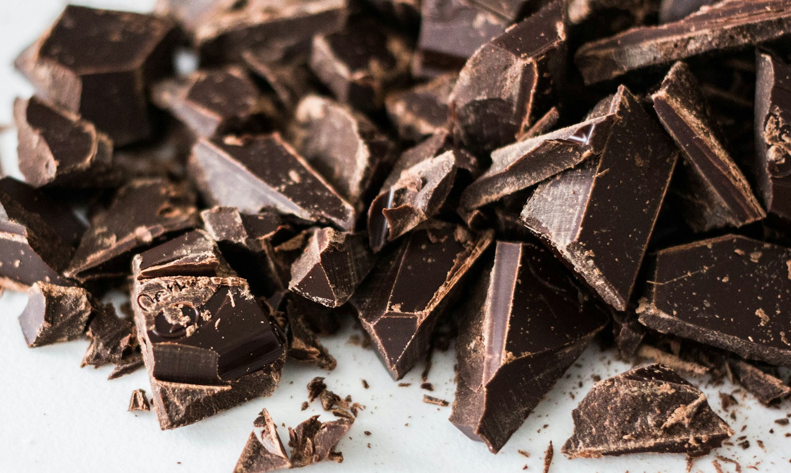 Chocolate oscuro artesanal sobre una superficie de cacao